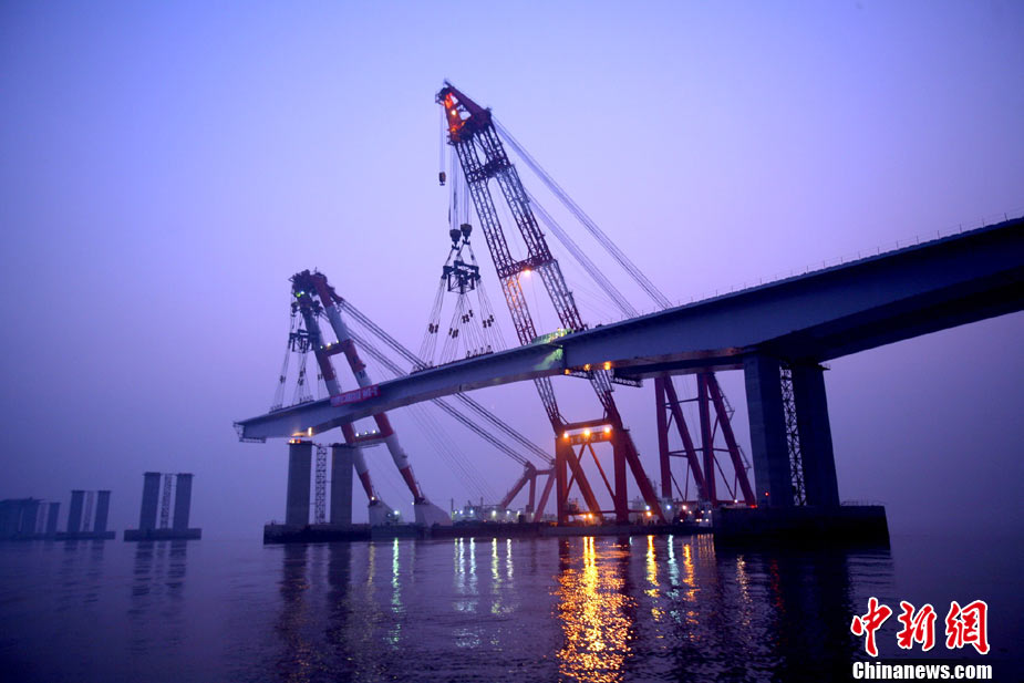 神州第一梁崇启大桥首节185米钢箱梁吊装成功