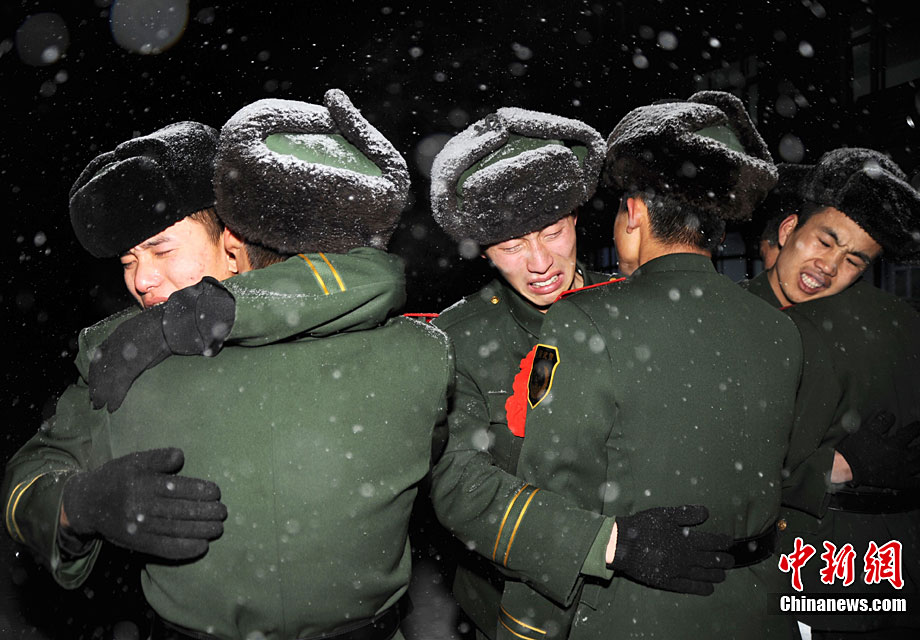 驻洛退伍女兵惜别军营