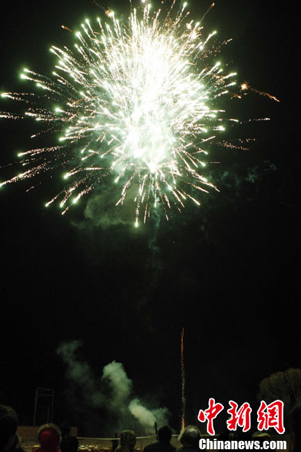 北京举行2011春节烟花爆竹新品演示会