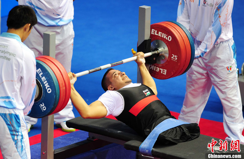 回良玉为广州亚残运会首枚金牌获得者颁奖