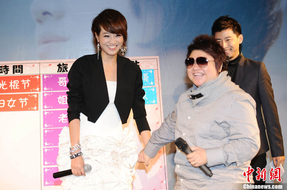 朱丹北京预热新专辑遭好友李艾强吻