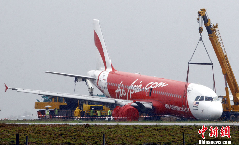 一架亚航客机在马来西亚降落时滑出跑道