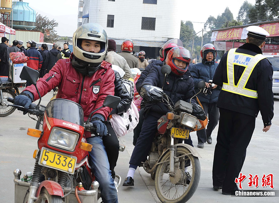 10万铁骑过肇庆 警方给力保平安