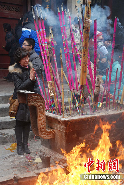兔年敬香祈福香火旺