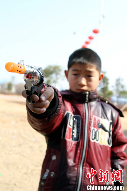 农家孩子过年的游戏 玻璃弹珠上的"童趣"