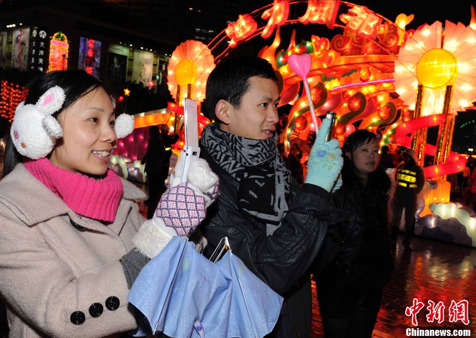 情人节前夜情侣元宵灯会流连忘返