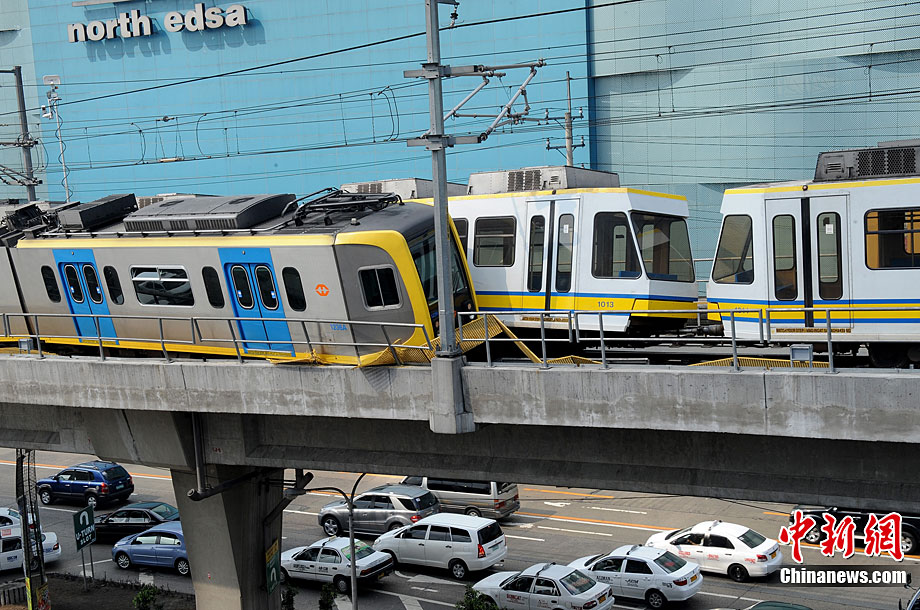 菲律宾两列轻轨列车相撞