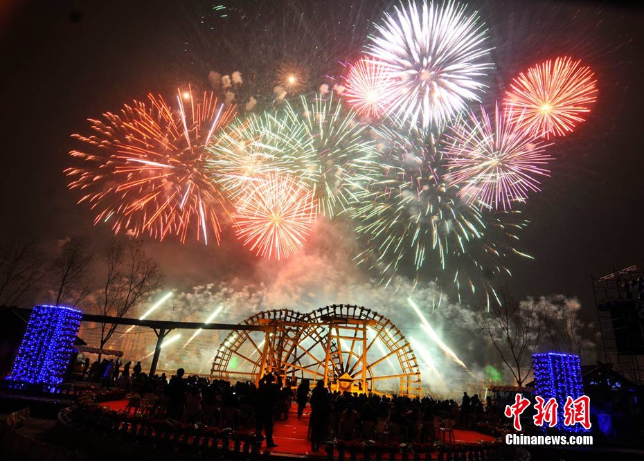 兰州元宵节焰火精彩绽放黄河-中新网