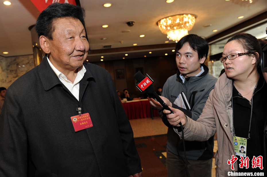 2011全国两会即将开幕 人民大会堂工作人员清洗台阶