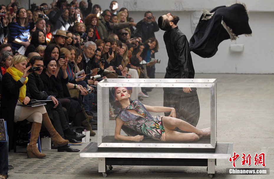 巴黎时装周t台魔术秀上演大变活人