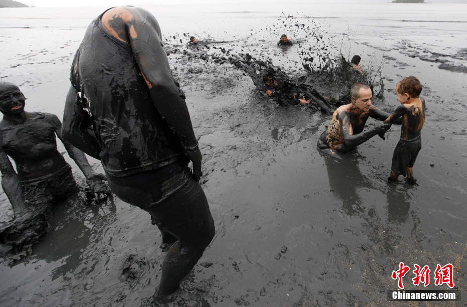 3/3月5日,巴西paraty镇,在bloco da lama色彩泥浴狂欢节上,一位大人