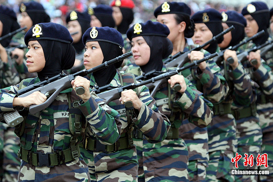 马来西亚举行庆祝建军78周年阅兵式