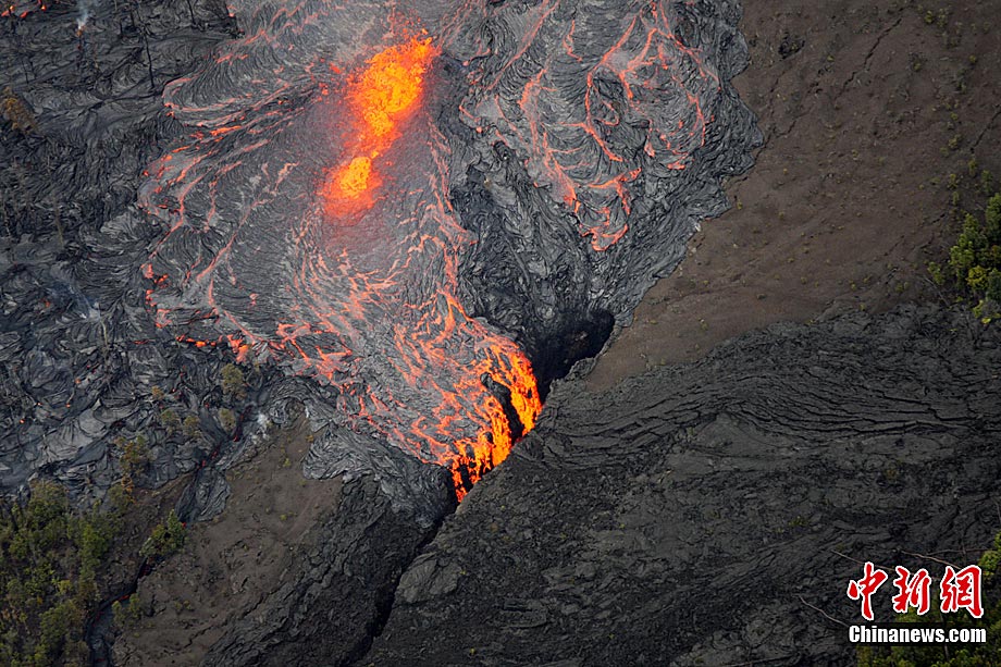 夏威夷火山口崩裂岩浆喷射到20米高空