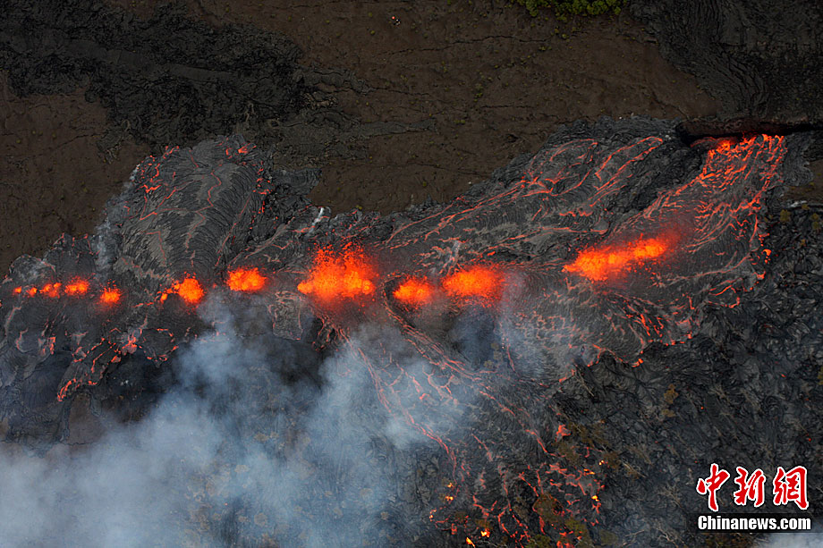 夏威夷火山口崩裂岩浆喷射到20米高空