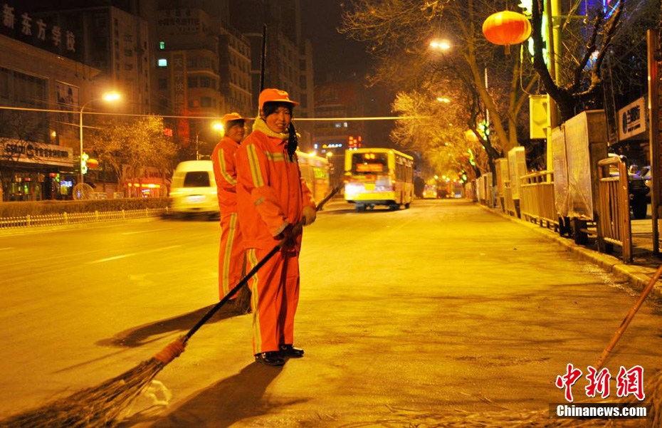 组图兰州女清洁工晨曦中迎来三八节