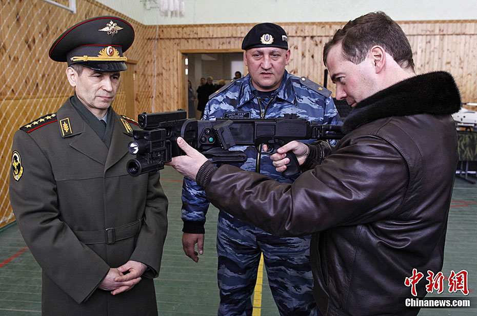 俄总统梅德韦杰夫内务部队基地玩枪