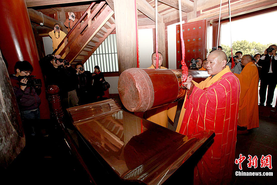苏州寒山寺为日本大地震敲钟祈福