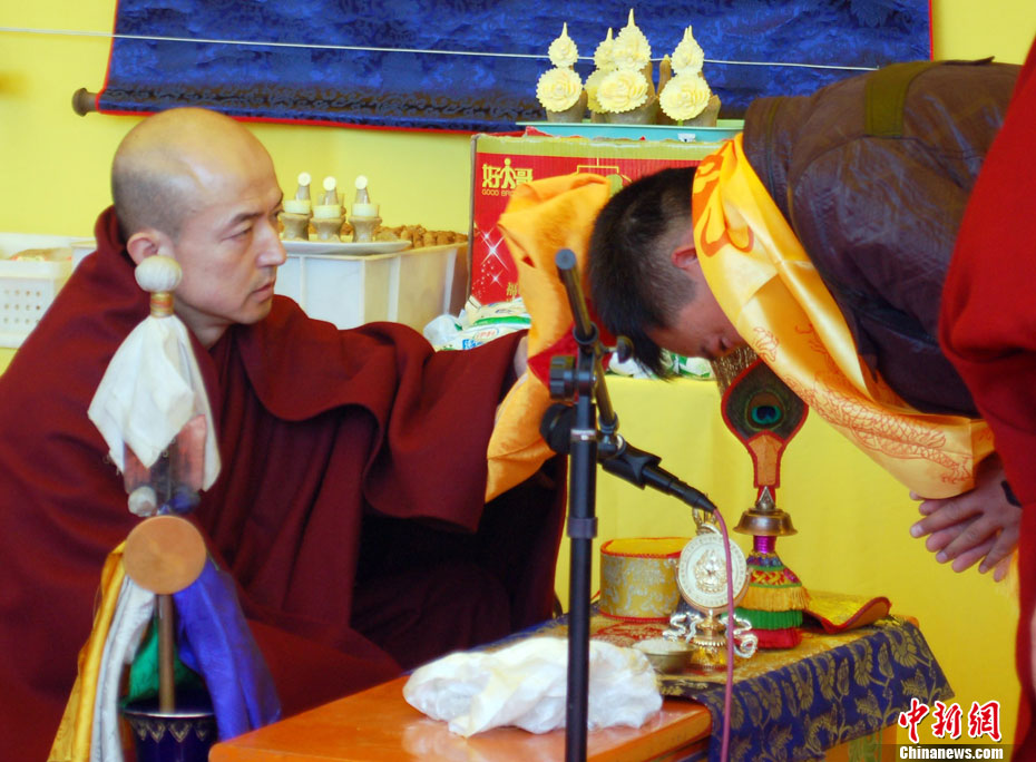 清东陵藏传佛教高僧为民众摸顶祈福