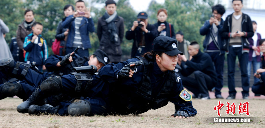 �ɶ�����Ů���ؾ���Ӣ���ˬ