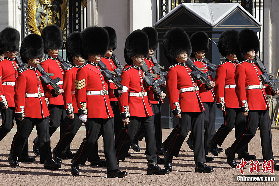 英国白金汉宫前举行皇室卫兵换岗仪式