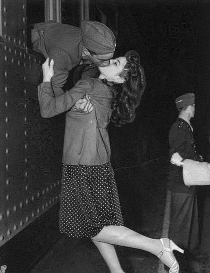 老照片战争年代最令人心醉的吻