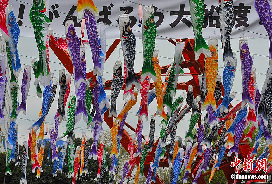 日本东京塔挂鲤鱼旗为东北地震灾区祈福