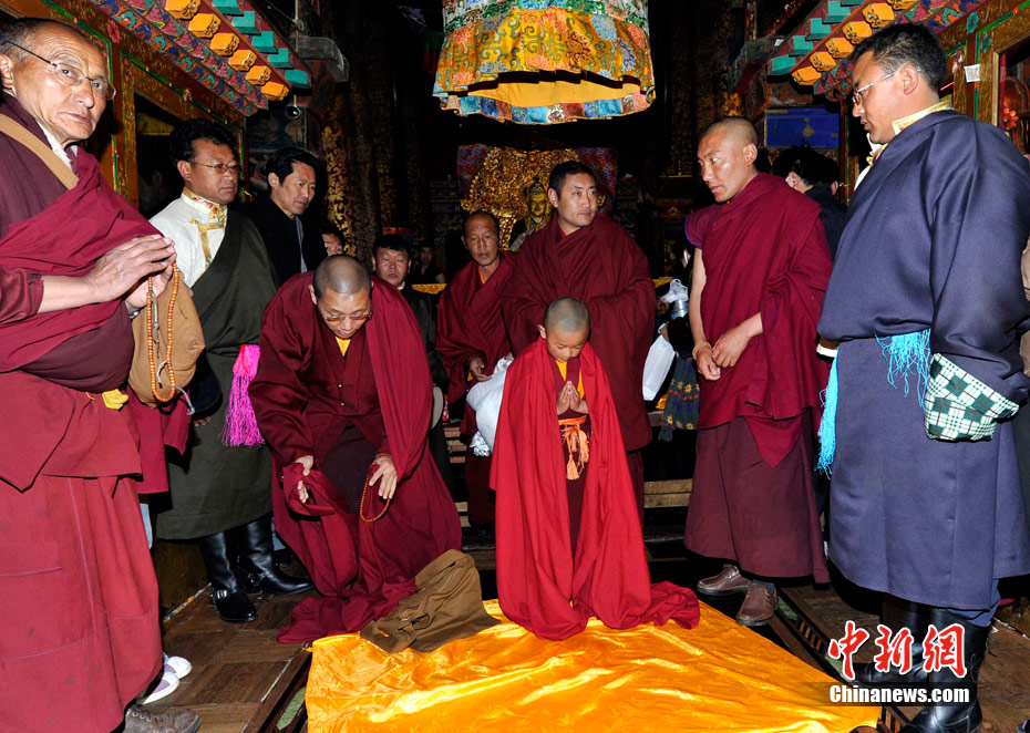 第六世德珠加羊西绕班典活佛前往布达拉宫礼佛