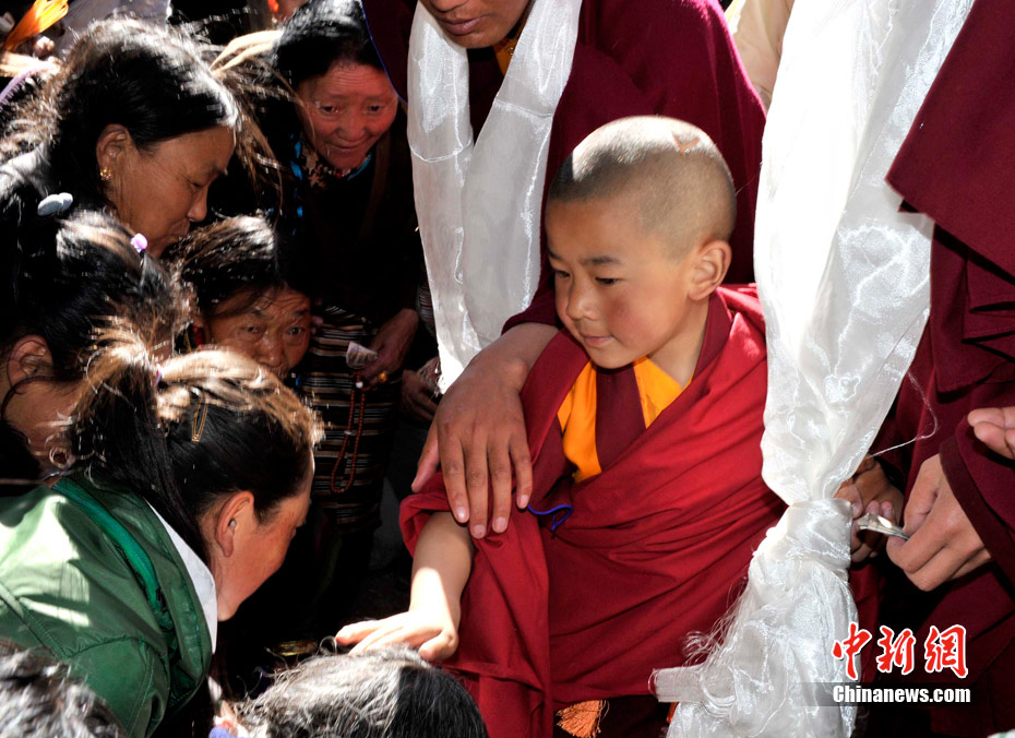 第六世德珠·加羊西绕班典活佛前往哲蚌寺礼佛