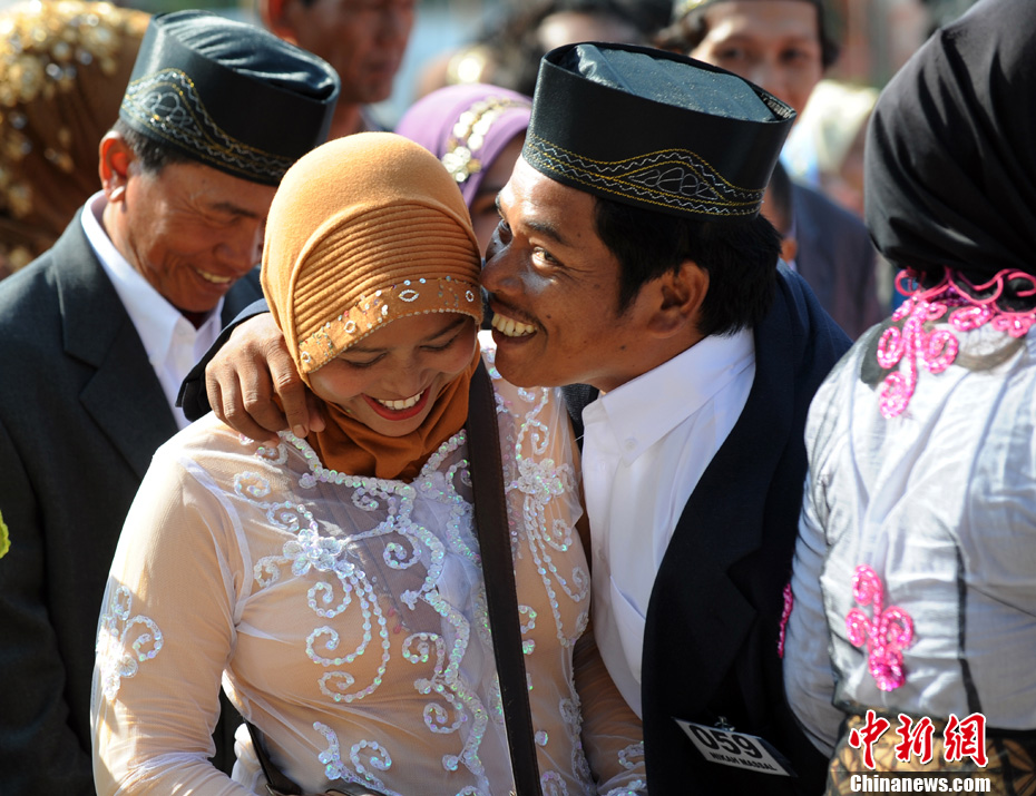 印尼200对新人举行集体传统婚礼