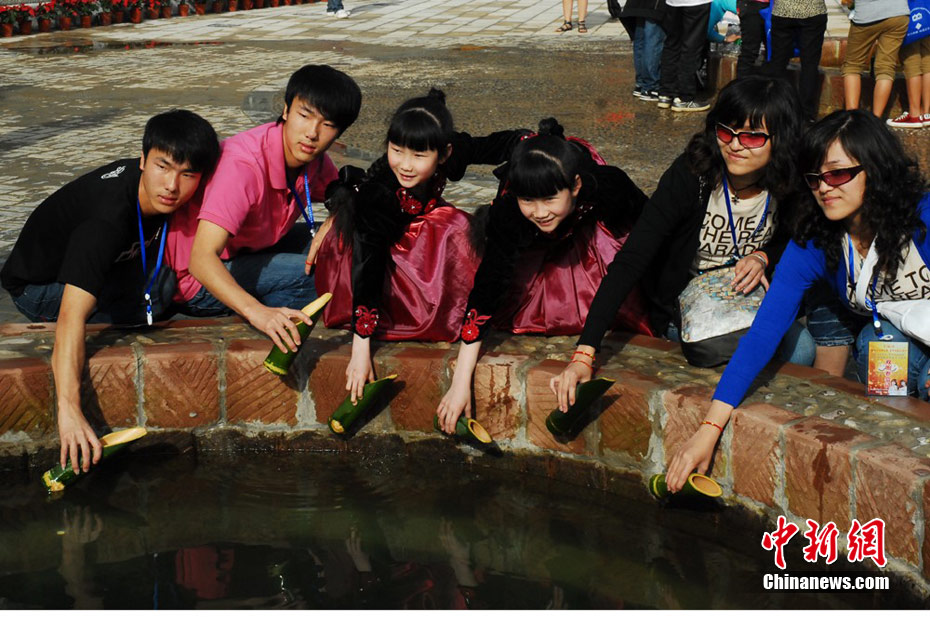 海内外双胞胎共饮墨江双胞胎井水