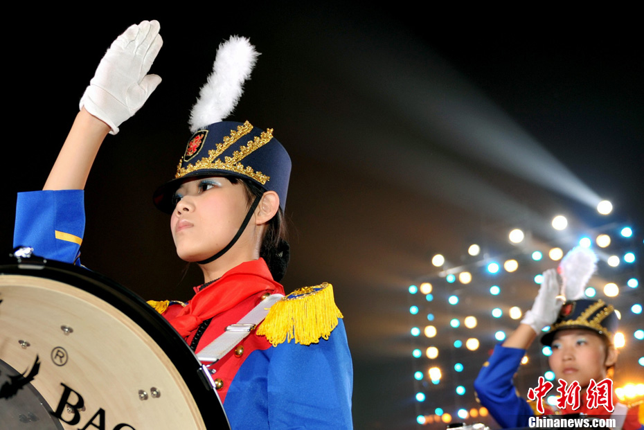 ���ڸ���ϲӭ���˵���ʱ100��