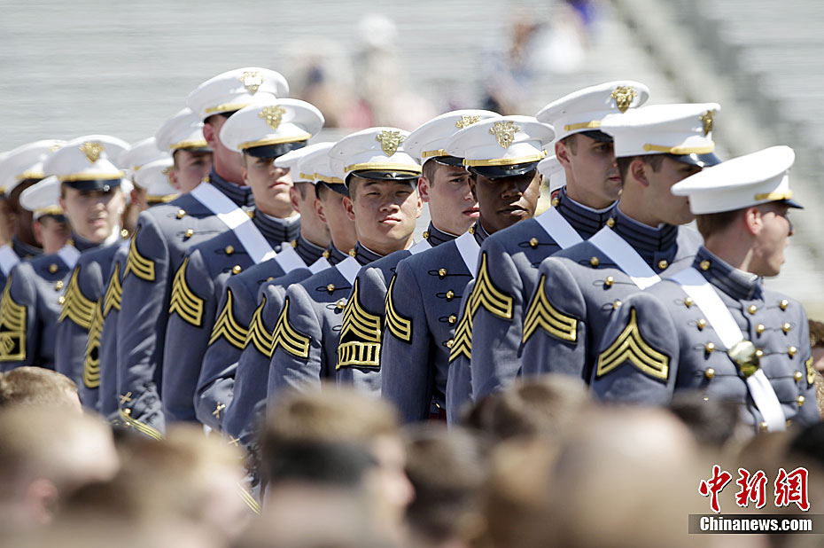 美国西点军校举行毕业典礼