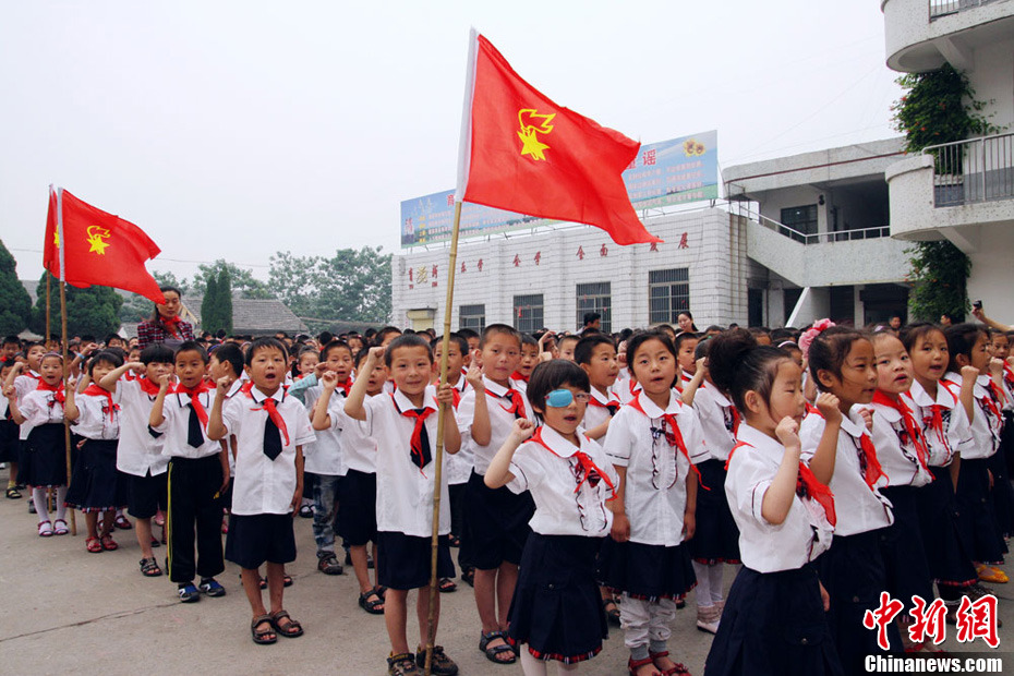 迎六一儿童节安徽420名小学生加入少先队