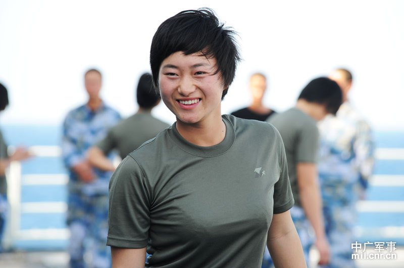 海军陆战队女兵登大舰赴南海训练