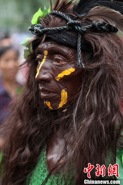 5名野人现身重庆街头闹端午