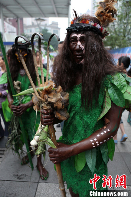 5名野人现身重庆街头闹端午