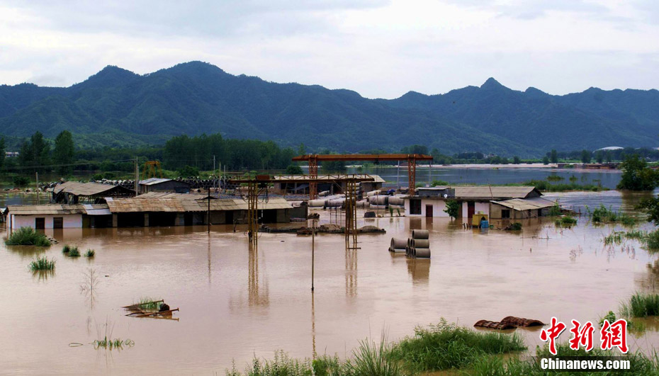 被洪水围困的江西修水县