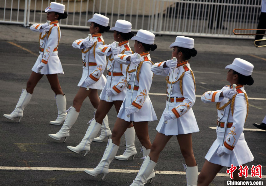 图为参加庆典游行的菲律宾武装部队女兵.