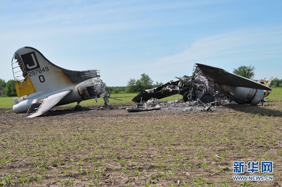 美国一架老式轰炸机坠毁机上7人全部成功逃生