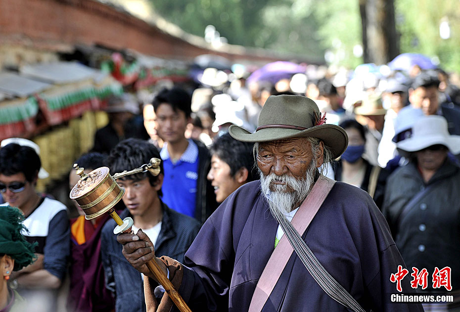 西藏一年一度萨嘎达瓦节进入高峰