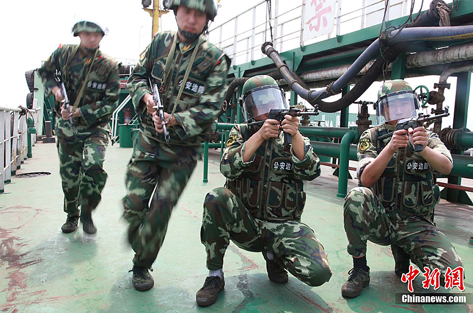 江苏海警举行反恐演练迎接建党90周年 (4/8) 全屏观看"←→" 可以实现