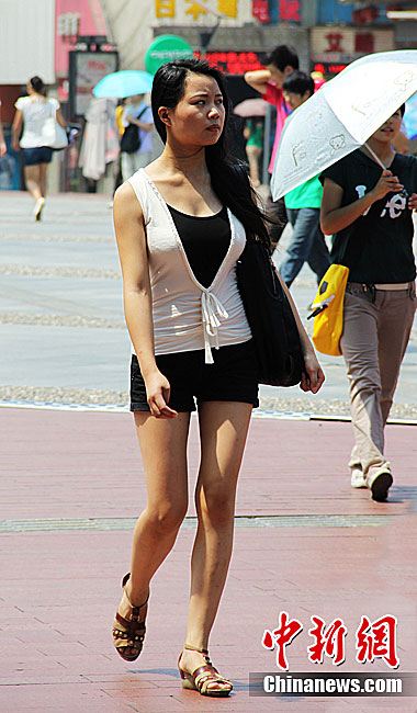 炎炎夏季长沙美女热衷超短牛仔裤