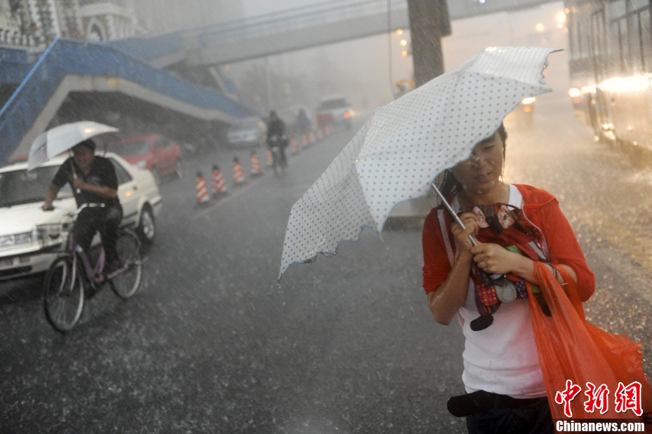 北京大暴雨中的行人