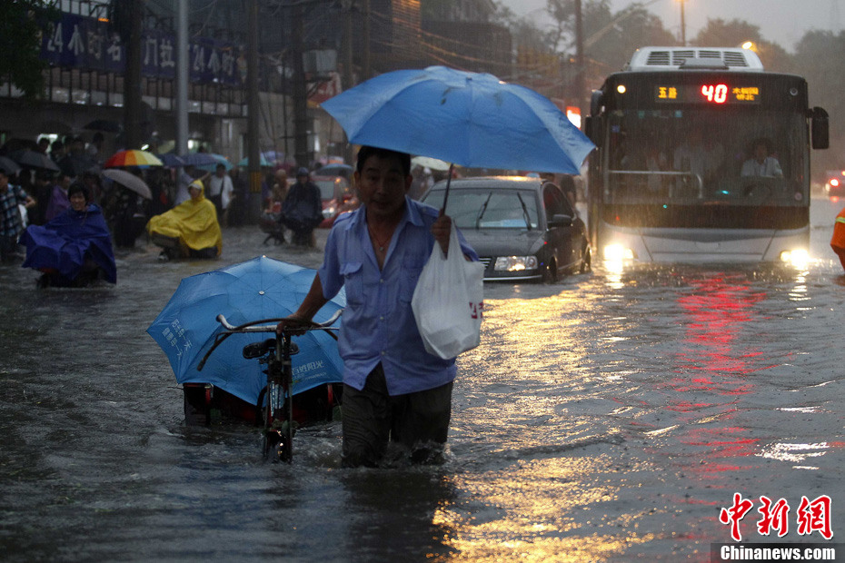 北京大暴雨行车如行船