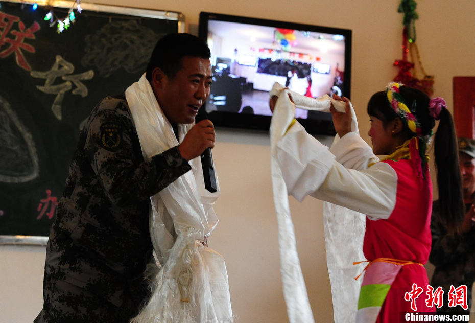 西藏边防行藏族小孩为解放军献上哈达