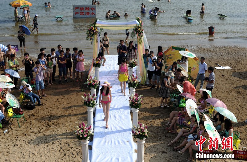 武汉富豪相亲会现场美女着比基尼竞艳