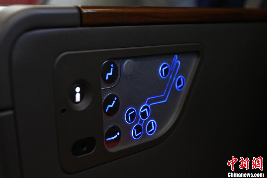 同时该座椅还配备了个人电视,阅读灯等设备,方便