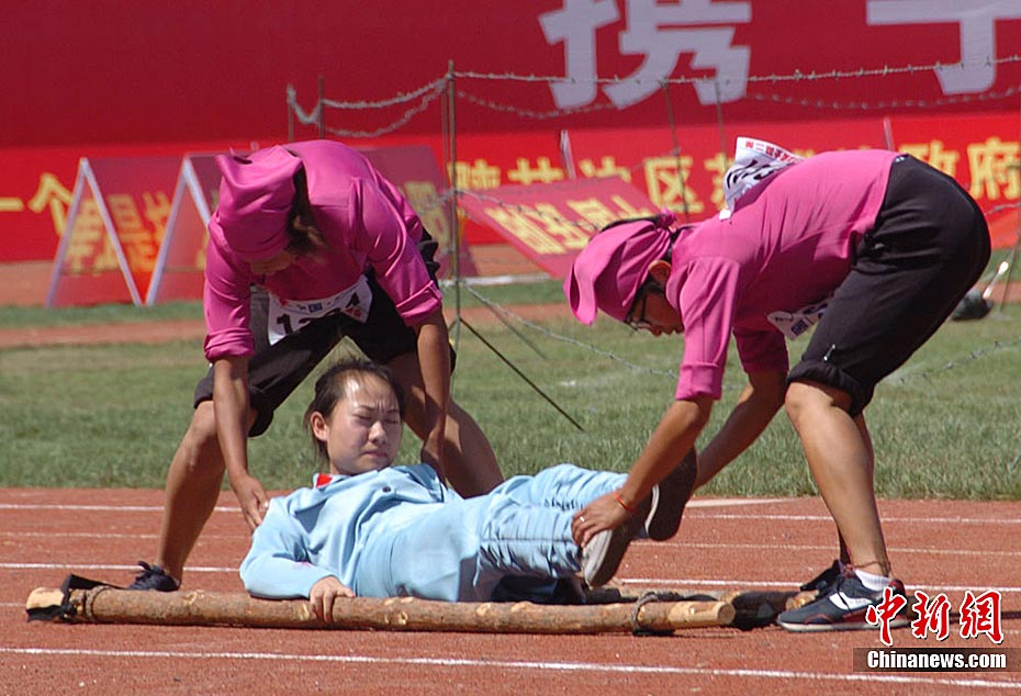 红运会巧儿担架队比赛频遭意外