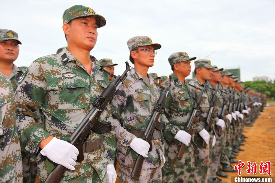 海南举行预备役部队军事科目演示
