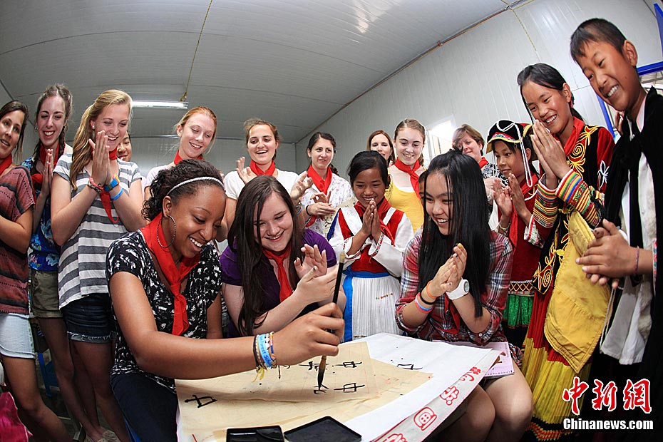 留美小学子发起中美学生文化交流互访活动 (3/10) 全屏观看"←→"